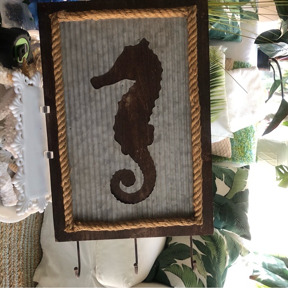 NWT! Wood Tim Rustic Seahorse Wall Art With Hooks - Picture 6 of 10